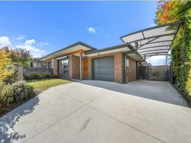 Cheap 3 BR 1/47 Lee Steere Crescent, KAMBAH Townhouse for rent.