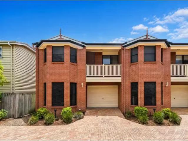 Charming 3 BR 1/46 Gladys Street, GREENSLOPES Townhouse for re.