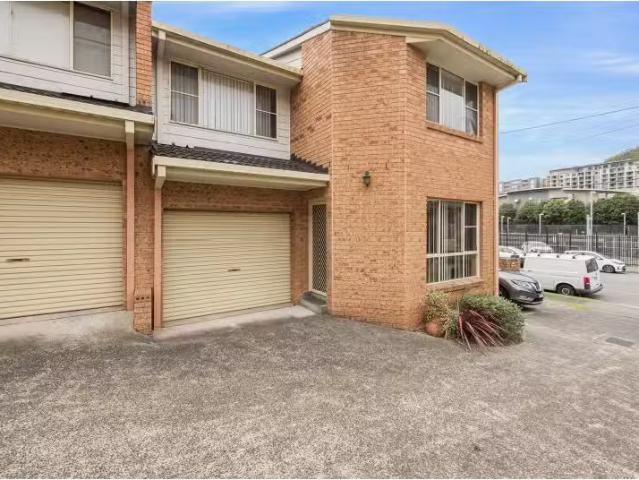 Deal! 3 BR 1/56 Showground Road, Gosford Townhouse for rent L.