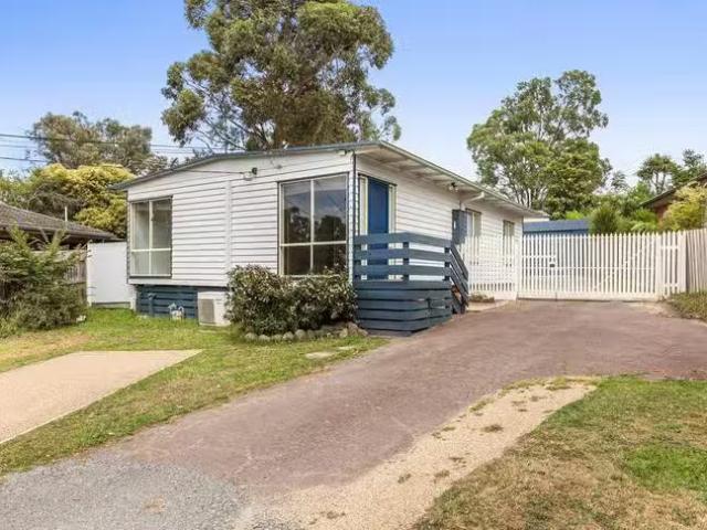 For Rent! 3 BR 16 Queenstown Road, Boronia, VIC 3155