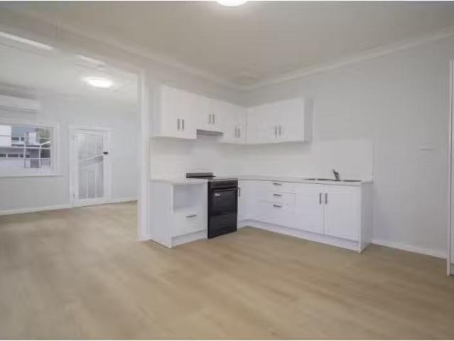 Charming 3 BR 18 Robert Street, WICKHAM House for rent Listed.