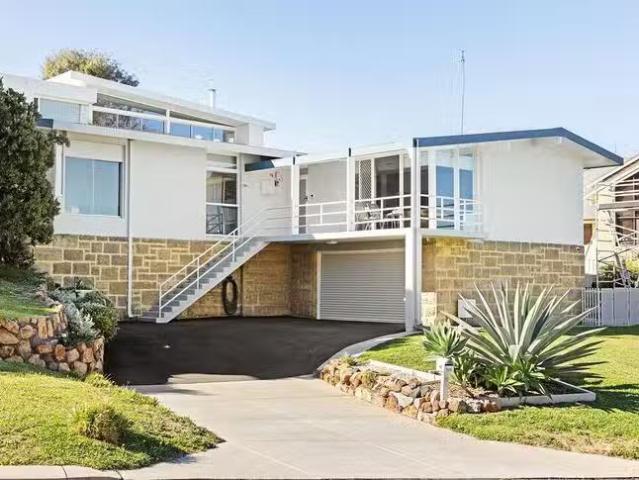 Nice 3 BR 18A King Albert Road, Trigg, WA 6029