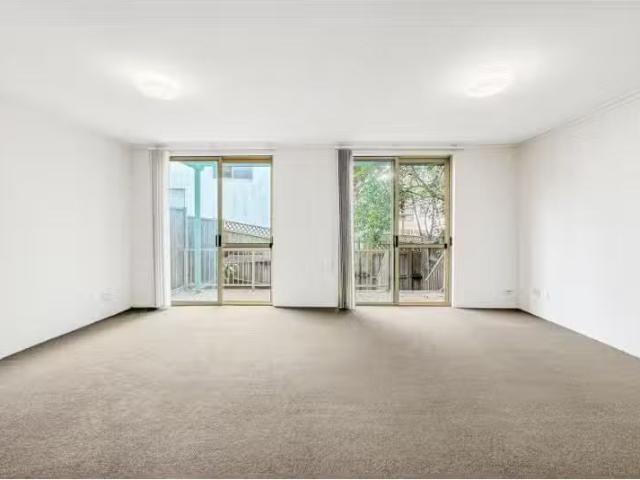 Just in! 3 BR 110/129B Park Road, Dundas Valley Townhouse for.