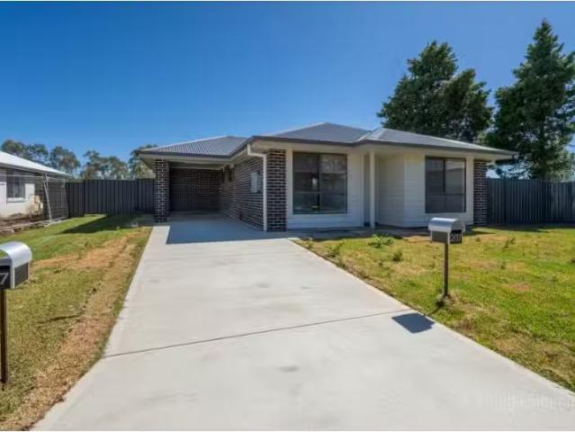 Deal! 3 BR 1/17 Seabrook Place, Armidale Townhouse for rent L.