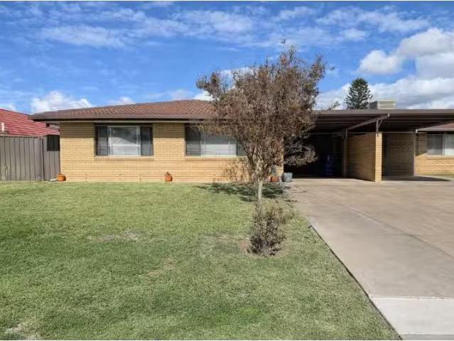 Charming 3 BR 1/16 Cummins Avenue, Moree Apartment for rent L.