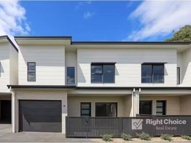 Charming 3 BR 11/6 Government Road, Oak Flats Townhouse for re.