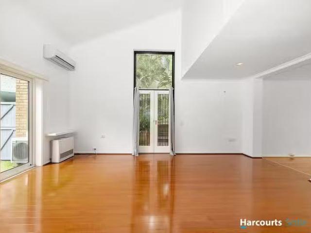 Just in! 3 BR 1/18 Myrtle Road, CANTERBURY, VIC 3126 Townhou.