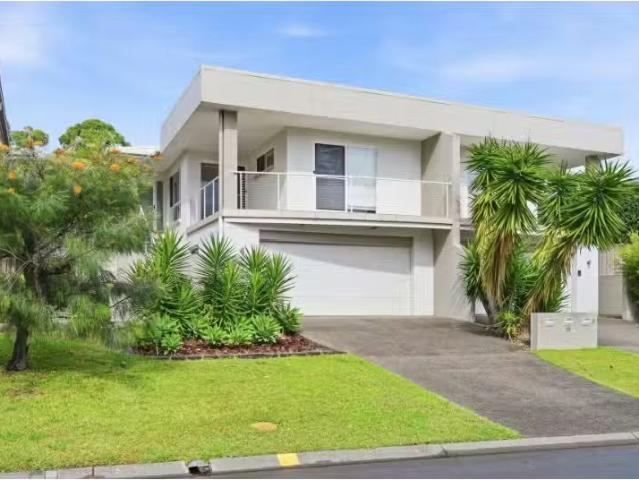 Cozy 3 BR 1/19 Jupiter Crescent, Port Macquarie Townhouse for.