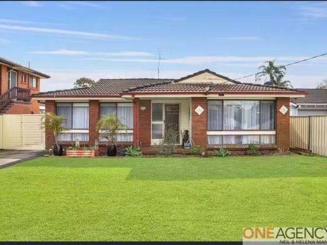 Nice 3 BR 11 Kurraba Parade, BERKELEY VALE House for rent Lis.