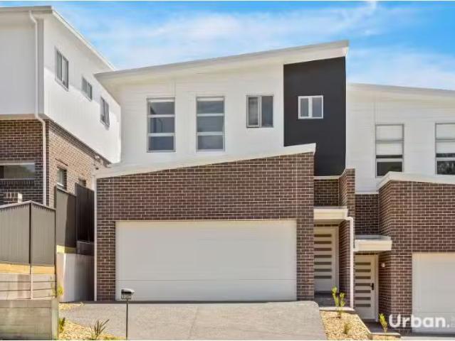 Cozy 3 BR 120a Araluen Terrace, Tullimbar Townhouse for rent.
