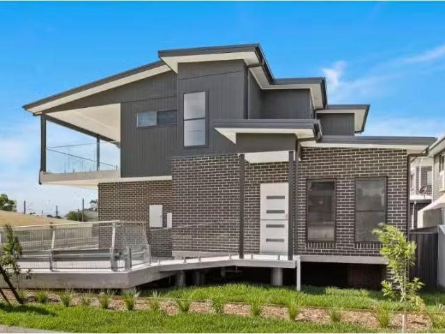 Cheap 3 BR 1/217 Princes Highway, ALBION PARK RAIL Townhouse f.