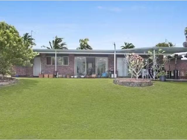 Cheap 3 BR 125 Sunset Blvd, Tweed Heads West House for rent L.