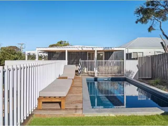 Unique 3 BR 132 Canterbury Jetty Road, Blairgowrie House for r.