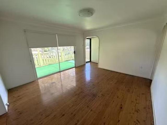 Charming 3 BR 1 Delia Avenue, Budgewoi, NSW 2262