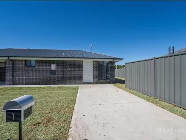 Cozy 3 BR 1 Tindal Court, Armidale Townhouse for rent Listed.