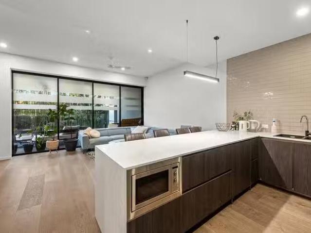 Charming 3 BR 24 Curlewis Street, Holland Park West, QLD 4121
