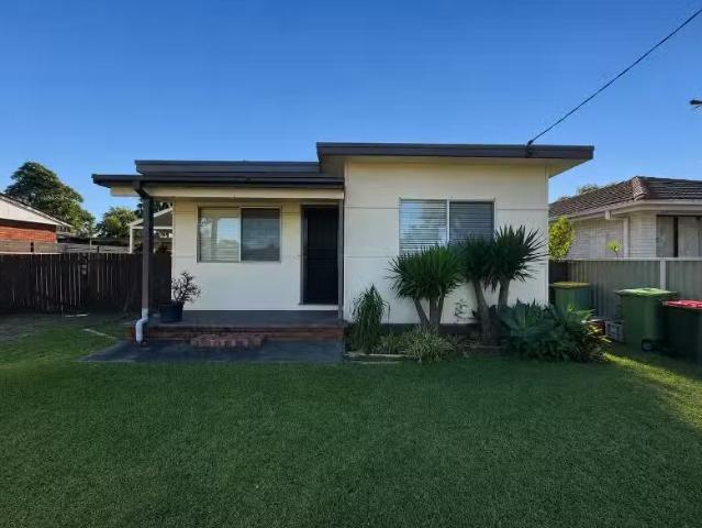 Cozy 3 BR 24 Glenlake Avenue, Toukley House for rent Listed b.