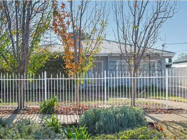 Cozy 3 BR 252 Ninth St, Mildura House for rent Listed by Anne.