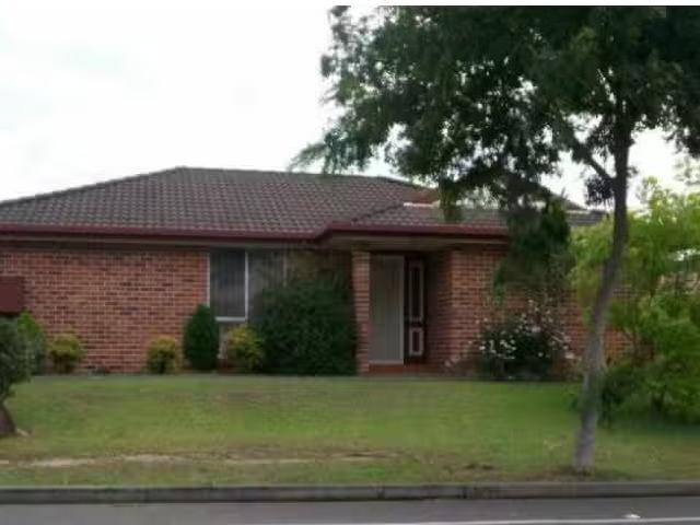 For Rent! 3 BR 2/99 Gorokan Drive, Lake Haven Apartment for re.
