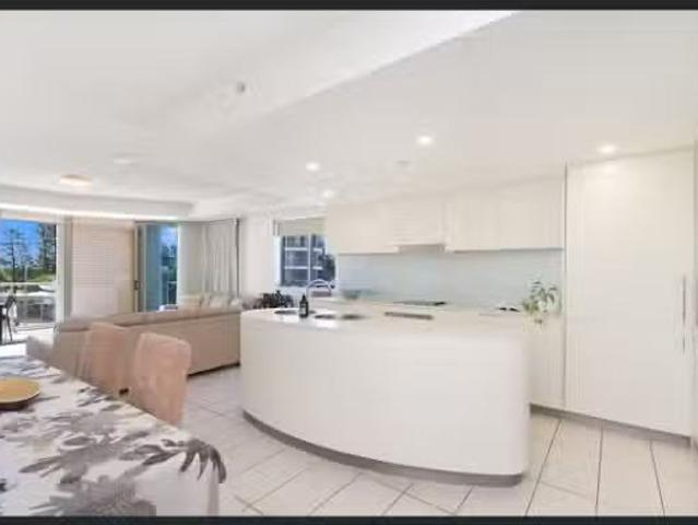 Cheap 3 BR 207/3 Mc Lean St, Coolangatta Apartment for rent L.