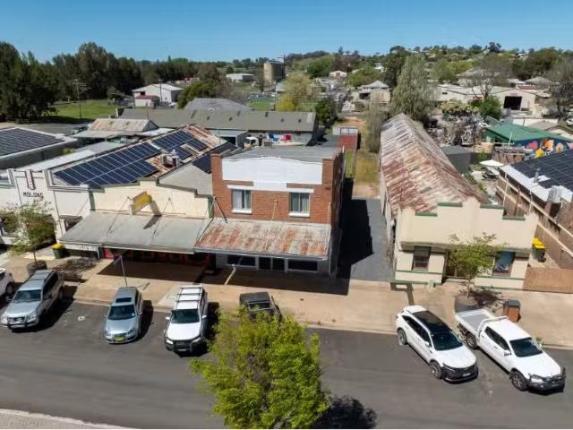 Unique 3 BR 20 Bank Street, MOLONG Apartment for rent Listed.