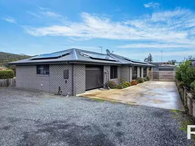 Charming 3 BR 20 Berkshire Parade, Penguin, TAS 7316