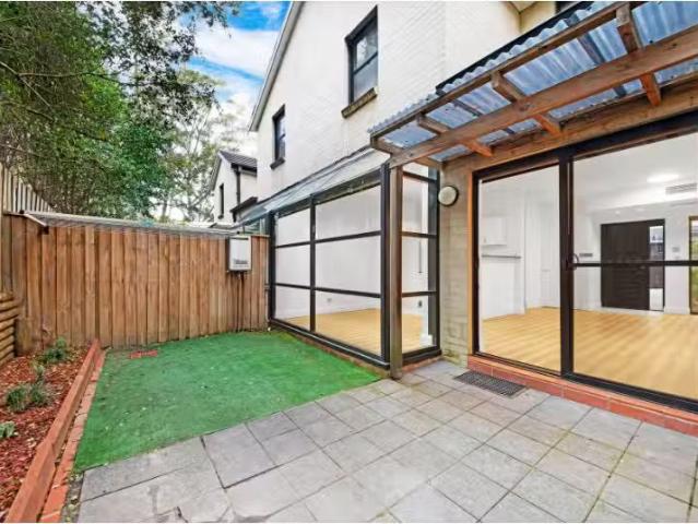 Cheap 3 BR 21/15 21 Webb Avenue, Hornsby Townhouse for rent L.