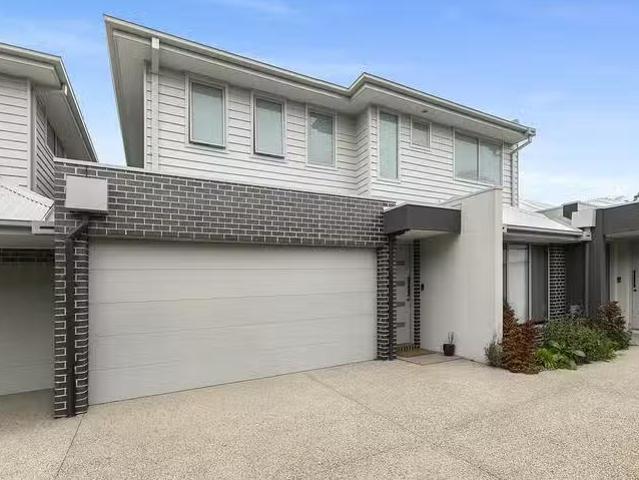 For Rent! 3 BR 2/131 Blackshaws Road, Newport, VIC 3015
