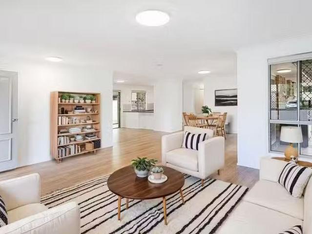 Charming 3 BR 21 Pascali Court, Varsity Lakes, QLD 4227 Hous.