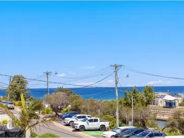 Just in! 3 BR 2/2 Eastbourne Avenue, Clovelly Apartment for re.