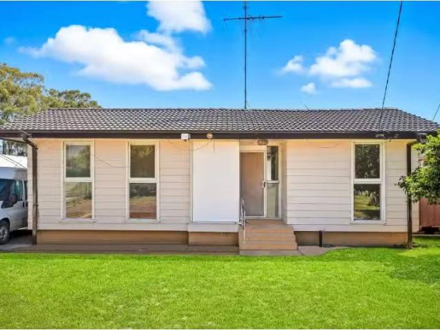 Charming 3 BR 22 Parkes Crescent, BLACKETT House for rent Lis.