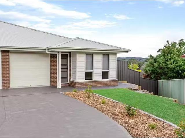 Nice 3 BR 2/3 Turnbull Street, Fennell Bay Townhouse for rent.
