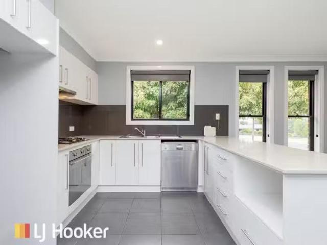 Deal! 3 BR 2 Bishop Kennedy Close, OXLEY VALE House for rent.
