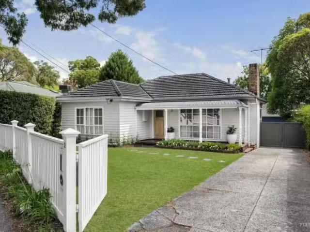 Cozy 3 BR 2 Strickland Court, Blackburn North VIC 3130 House.