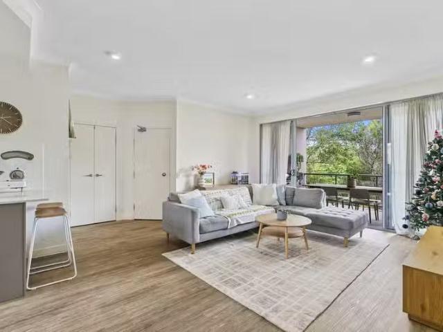 Unique 3 BR 34/19 Carina Peak Drive, Varsity Lakes, QLD 4227.