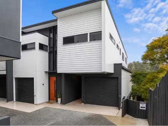 For Rent! 3 BR 3/51 Ison Street, MORNINGSIDE Townhouse for ren.