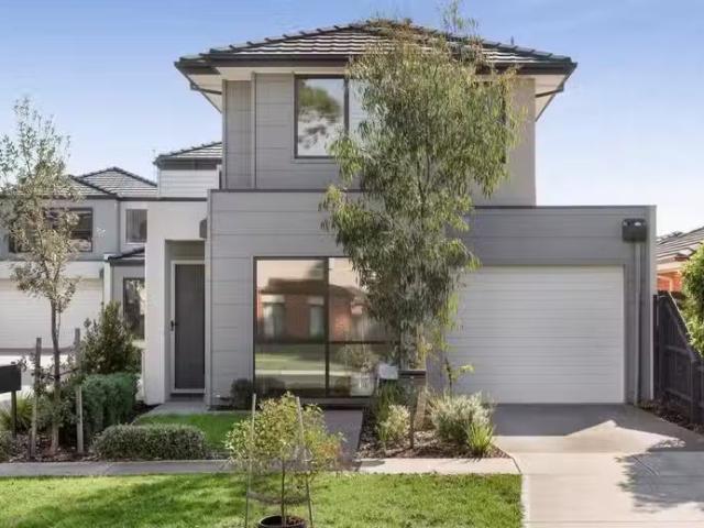 Charming 3 BR 35A Broderick Road, Carrum Downs, VIC 3201 Tow.