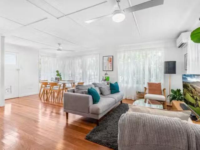 Just in! 3 BR 37 Glading St, MANLY WEST, QLD 4179 House for.