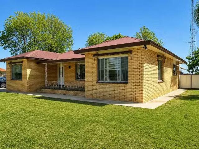 Just in! 3 BR 380 Murrumbidgee Avenue, HANWOOD House for rent.
