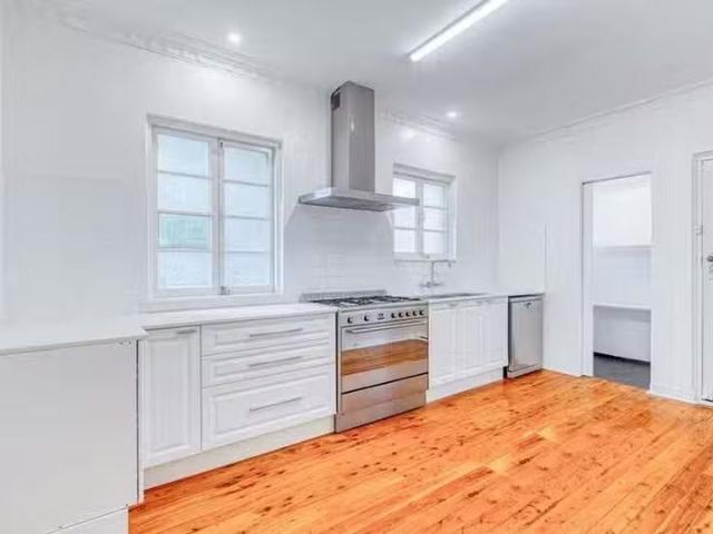 Cheap 3 BR 30 Mylne Street, Chermside, QLD 4032