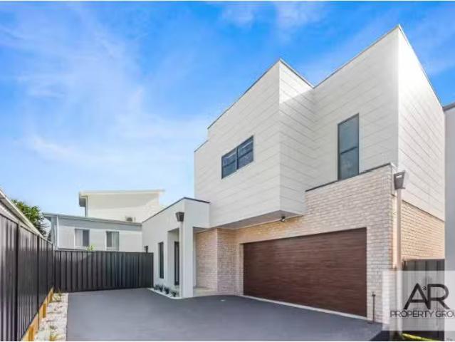 Deal! 3 BR 3/100 Shellharbour Road, Warilla Townhouse for rent.