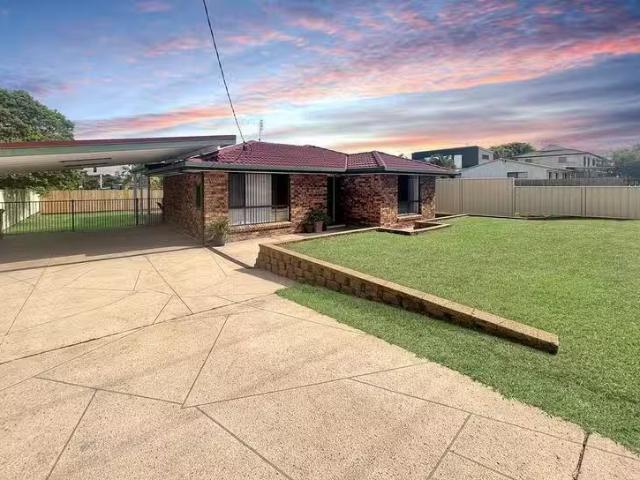 Cheap 3 BR 32 Careen Street, Battery Hill, QLD 4551