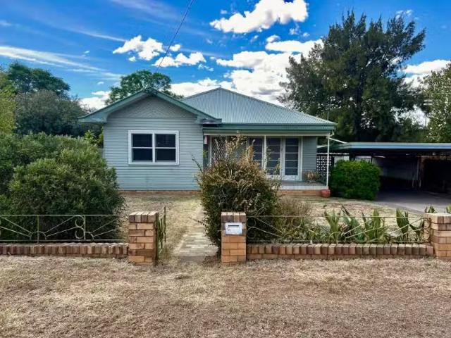 Just in! 3 BR 3 Oak Street, TAMWORTH House for rent Listed by.