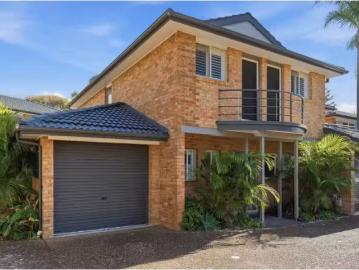 Deal! 3 BR 4/58 Ocean View Drive, Wamberal Townhouse for rent.