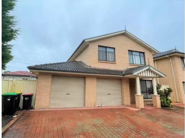 Deal! 3 BR 4/23 Woodlands Rd, LIVERPOOL Townhouse for rent Li.