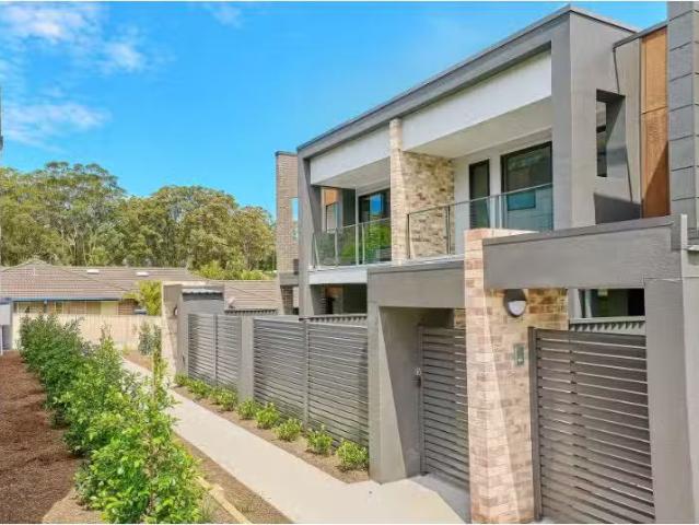 Unique 3 BR 4/2 Fernhill Road, Port Macquarie Townhouse for re.