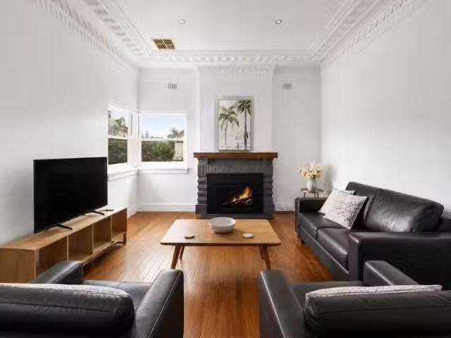 Rental! 3 BR 4/30 Beach Road, Collaroy Apartment for rent Lis.