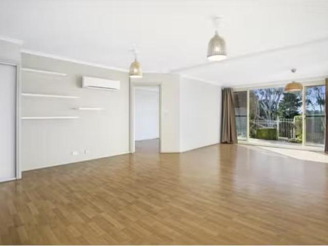 Cozy 3 BR 5/51 Leahy Close, NARRABUNDAH Apartment for rent Li.
