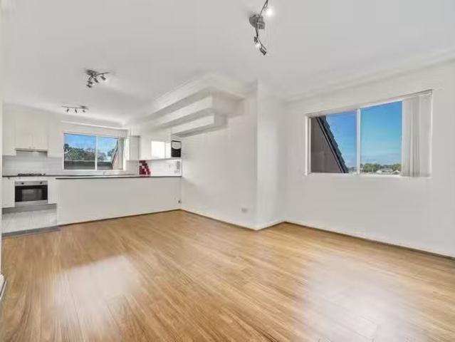 Rental! 3 BR 56/98 Chandos Street, Ashfield, NSW 2131
