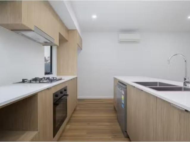 Cheap 3 BR 5/8 Livistonia Circuit, WARATAH WEST Townhouse for.